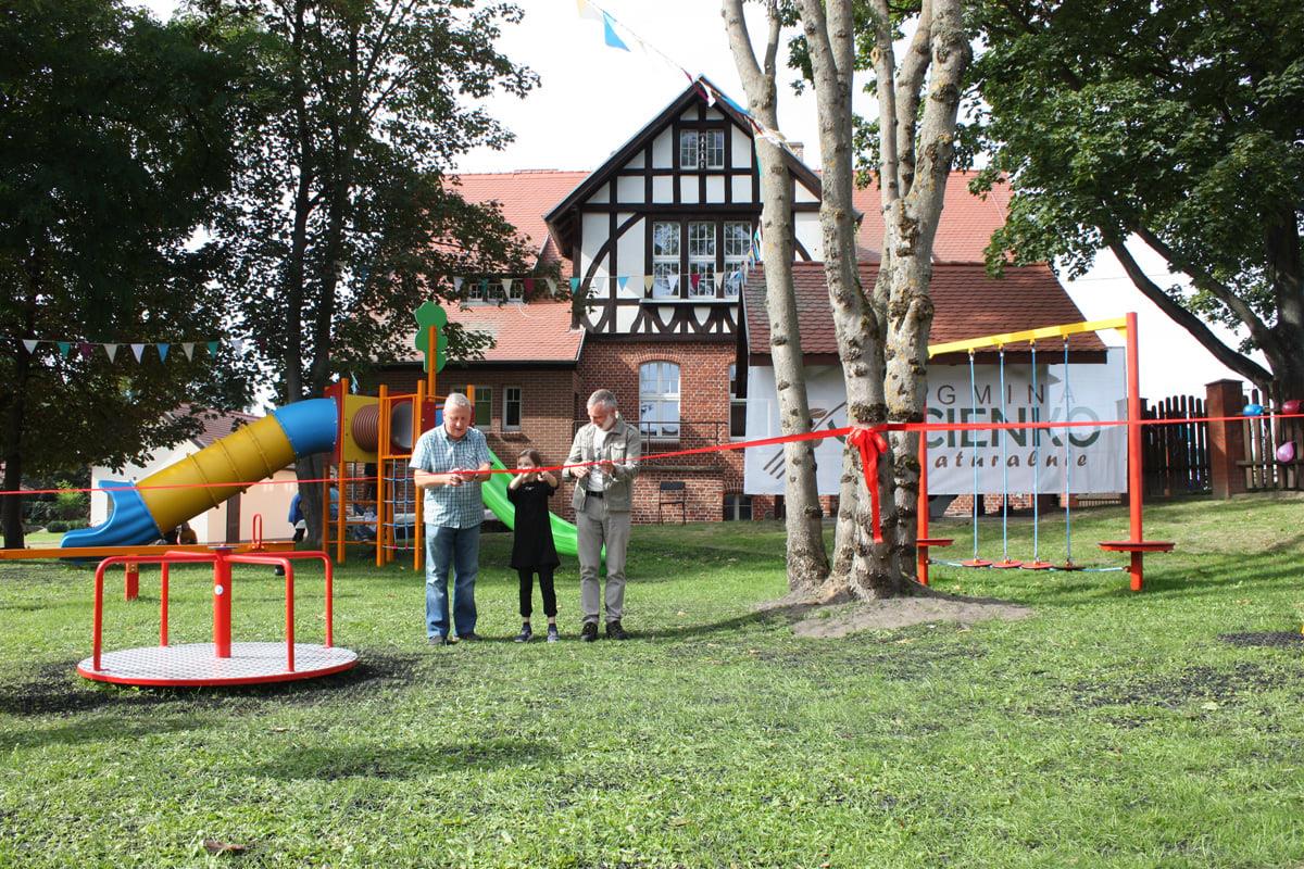 Festyn rodzinny połączony z otwarciem nowego placu zabaw przy Domu Kultury (ITK) w Sicienku. dziewczynka Wójt, sołtys Sicienka