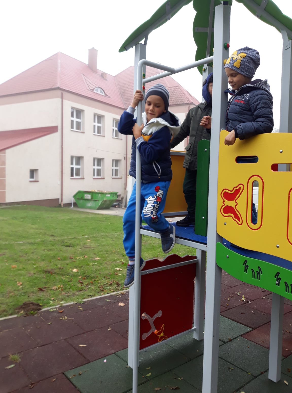 Przedszkolaki testują nowy plac zabaw w Trzemiętowie