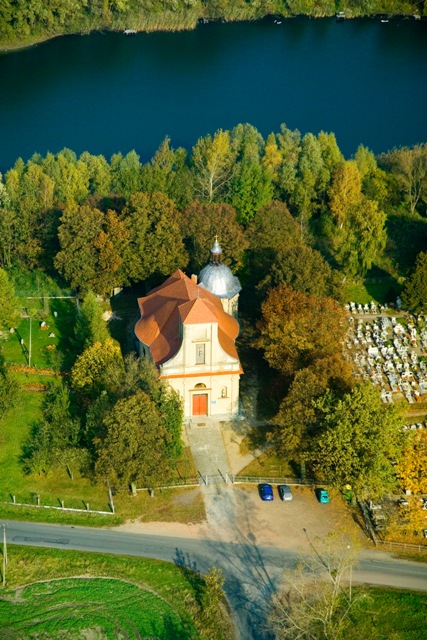 Widok z lotu ptaka na Jezioro i kościół